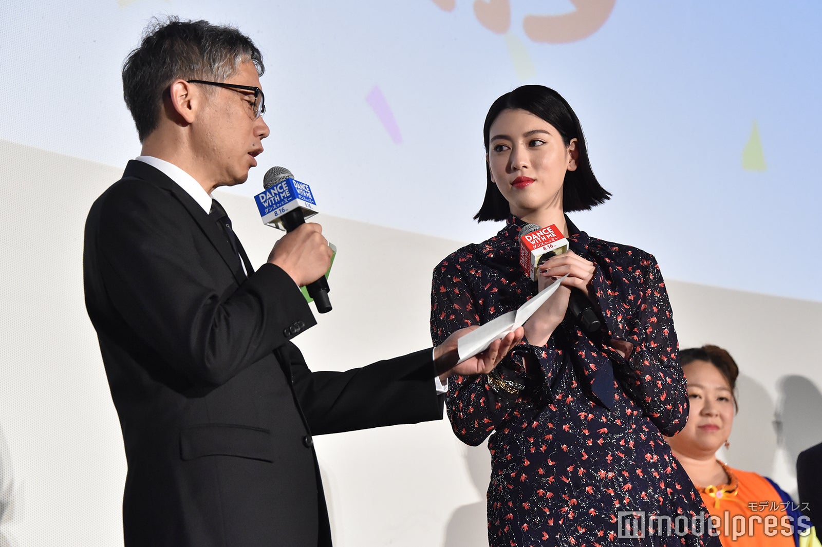 矢口史靖監督、三吉彩花（C）モデルプレス