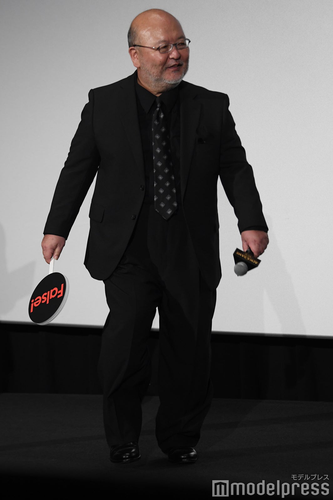 最初に退場した佐藤東弥監督（C）モデルプレス