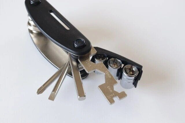 ダイソー　16種折込工具セット