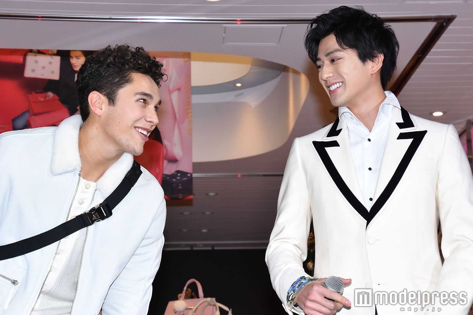 笑い合う仲良しなオースティン・マホーン、新田真剣佑 （C）モデルプレス