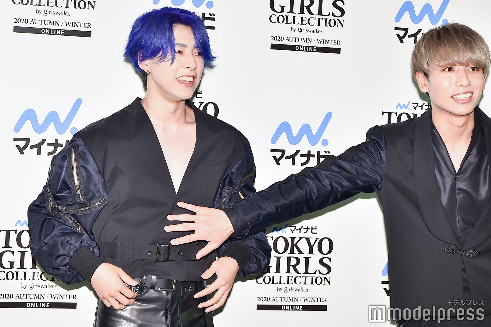 佐野文哉の腹チラを守る浦野秀太（C）モデルプレス