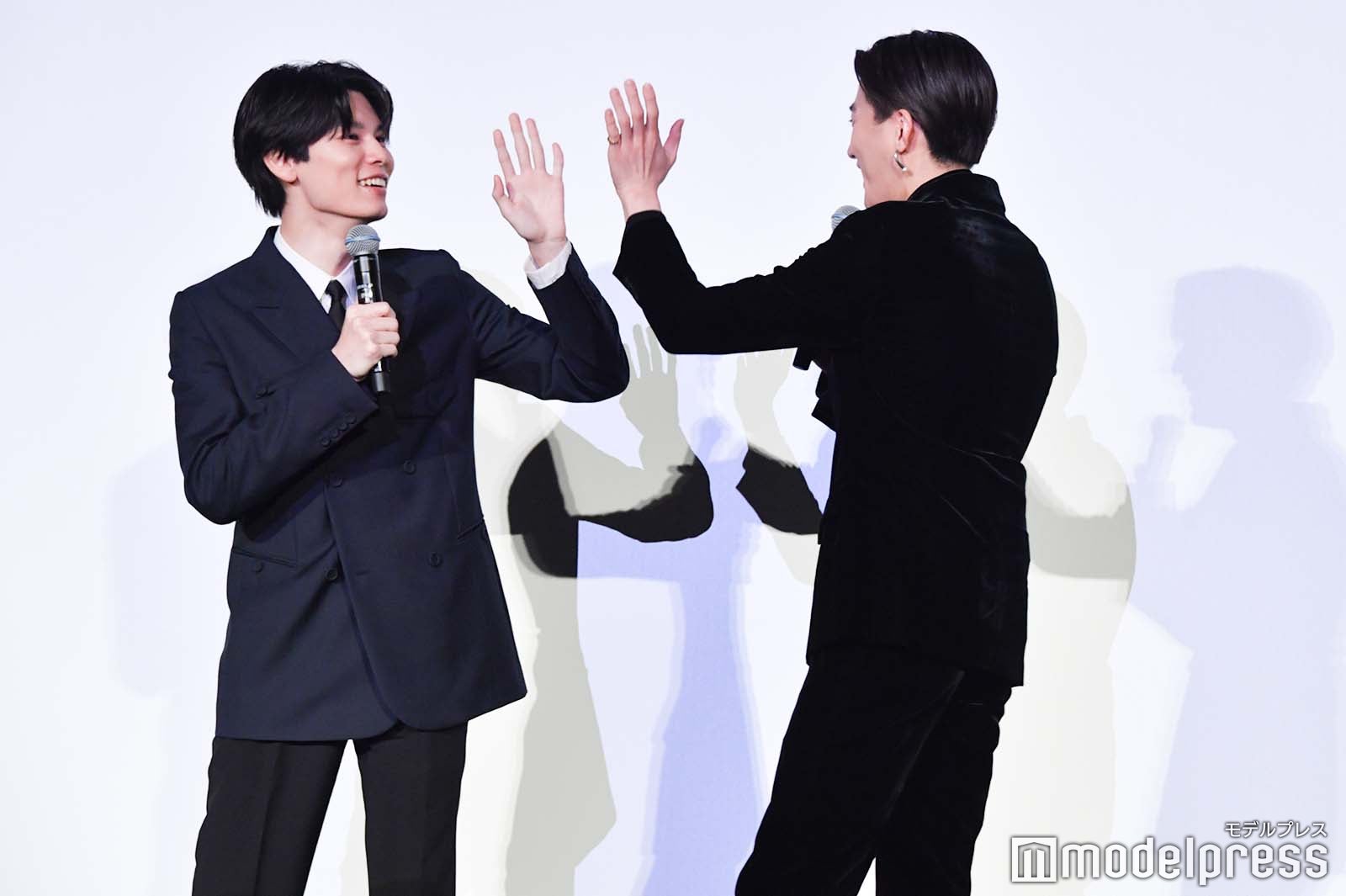 ハイタッチを交わす萩原利久、八木勇征（C）モデルプレス