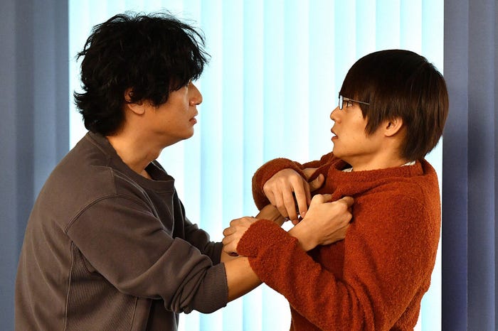 井浦新、窪田正孝/「アンナチュラル」第9話より(C)TBS