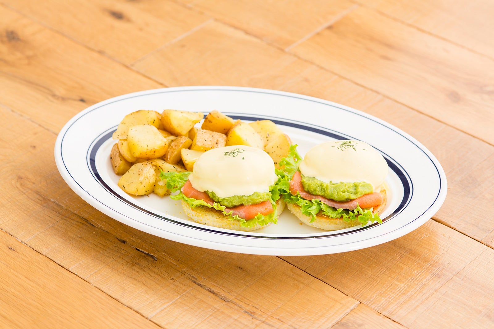 スモークサーモンとアボカド1,350円／画像提供：EGGS 'N THINGS JAPAN