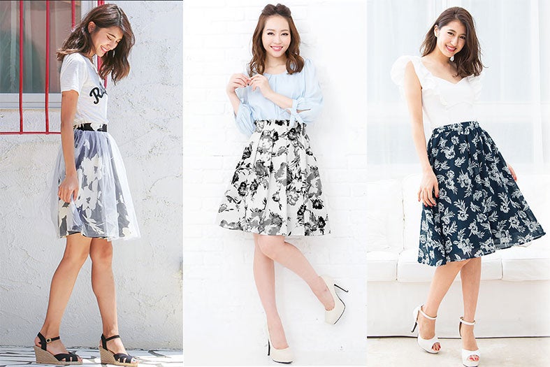 モノトーンで大人っぽく！「花柄スカート」を上品に格上げ