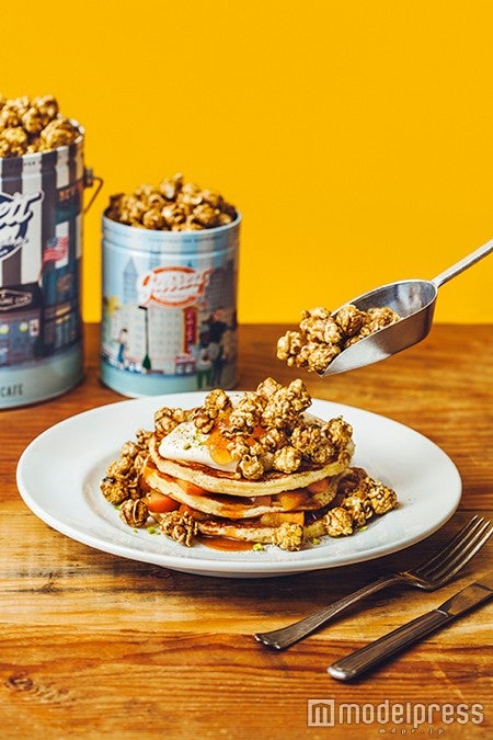 「アップル キャラメル マスカルポーネ パンケーキ」1，380円（税込）／画像提供：ベイクルーズ