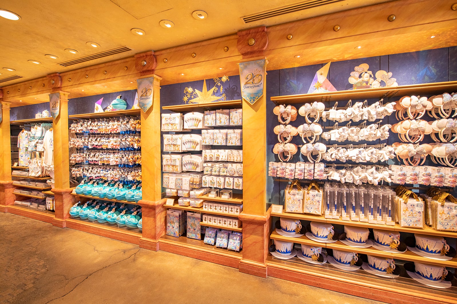 グッズ陳列の様子（C）Disney