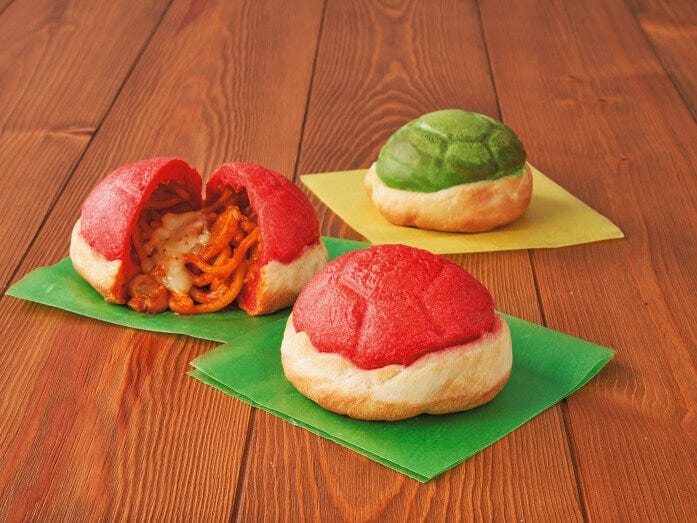 「ヨッシー・スナック・アイランド」で販売している、アカこうらのカルツォーネ ～ナポリタン＆チーズ～ 850円と、こうらのカルツォーネ ～焼きそば＆チーズ～ 800円　画像提供：ユニバーサル・スタジオ・ジャパン