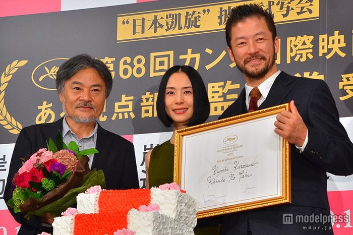 (左から)黒沢清監督、深津絵里、浅野忠信