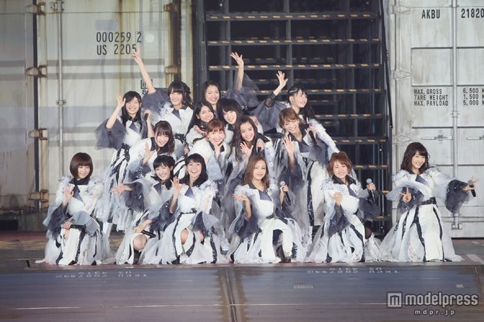 「少女たちよ」/「AKB48 2013真夏のドームツアー~まだまだ、やらなきゃいけないことがある~」札幌ドーム公演より(C)AKS