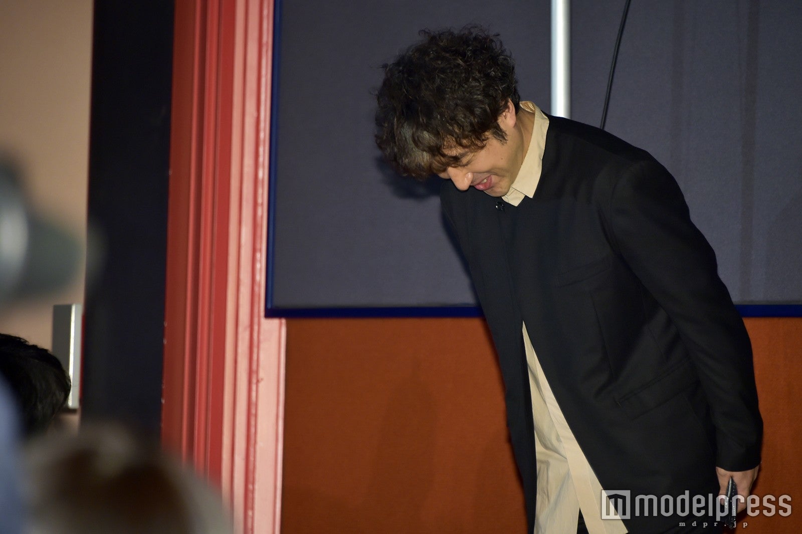 深々と頭を下げるムロツヨシ（C）モデルプレス