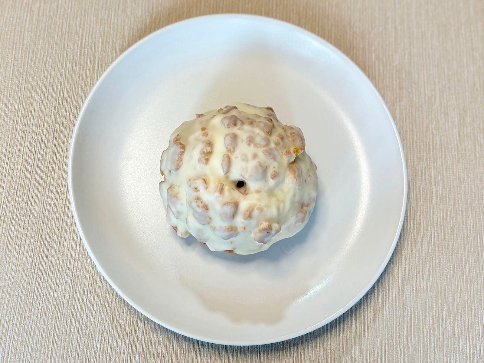 白いクッキーシューは珍しい!? 食べる前から伝わるザクザク感