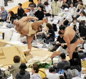 高安がひとり“居残り稽古”で汗、すり足で花道引き揚げる「お相撲さんは相撲のために生きている」【大相撲】