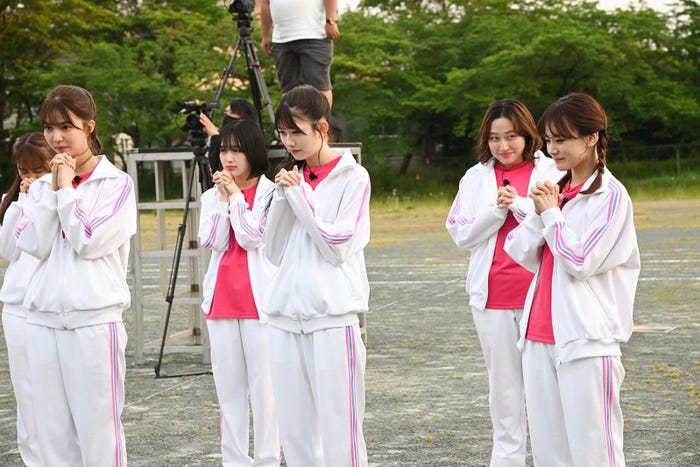 (左から)黒木ひかり、松平璃子、なえなの、千葉恵里、丸山礼、福岡みなみ(C)フジテレビ