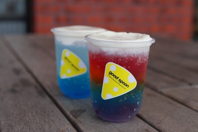 ぷるぷるチーズソーダ ブルー580円　レインボー880円／画像提供：カームデザイン