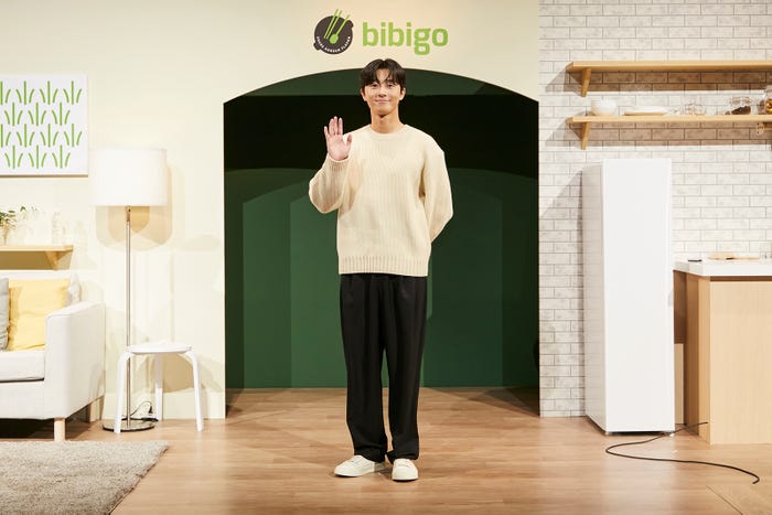 アイボリーのニット姿で登場したパク・ソジュン「食べて会おう!パク・ソジュンといっしょ!bibigo パーティー」(提供写真)