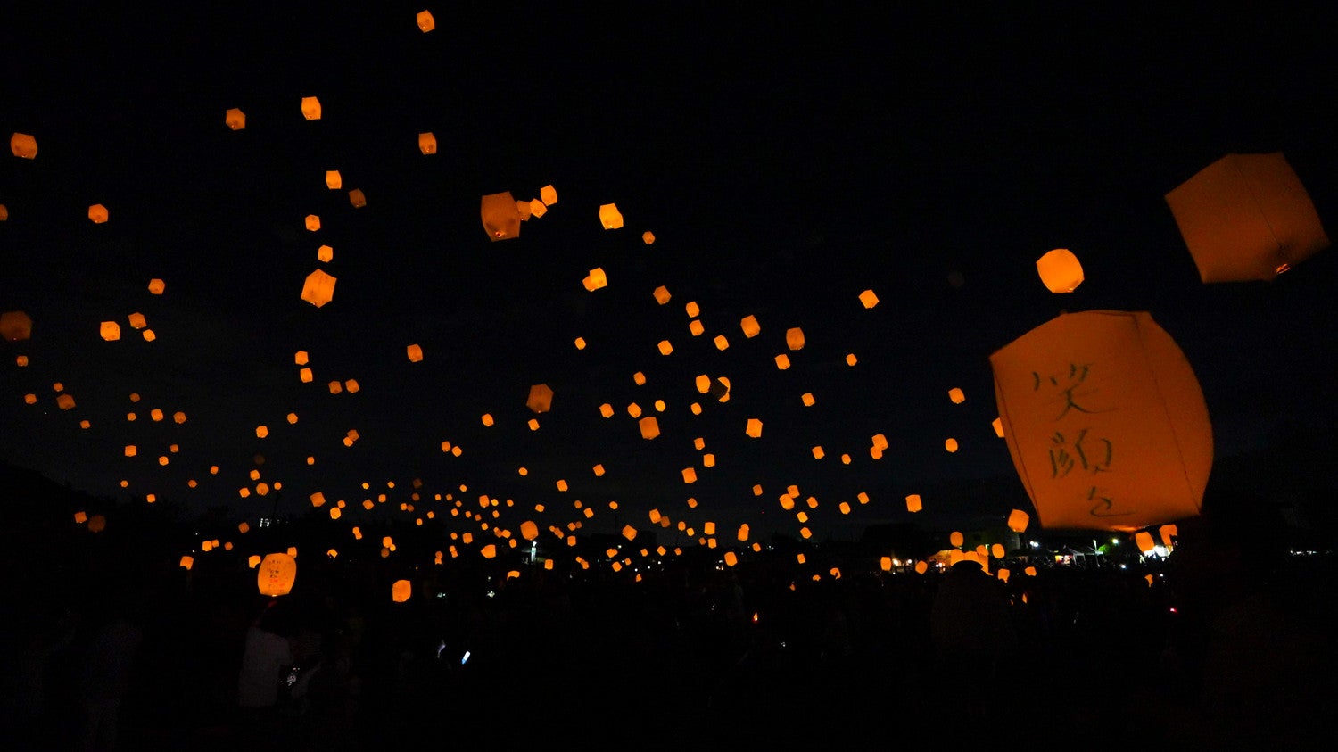 横浜で初の大規模七夕祭り、スカイランタンや立ち飲み横丁など充実の2日間
