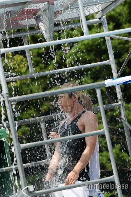 びしょ濡れになる歌広場淳、鬼龍院翔