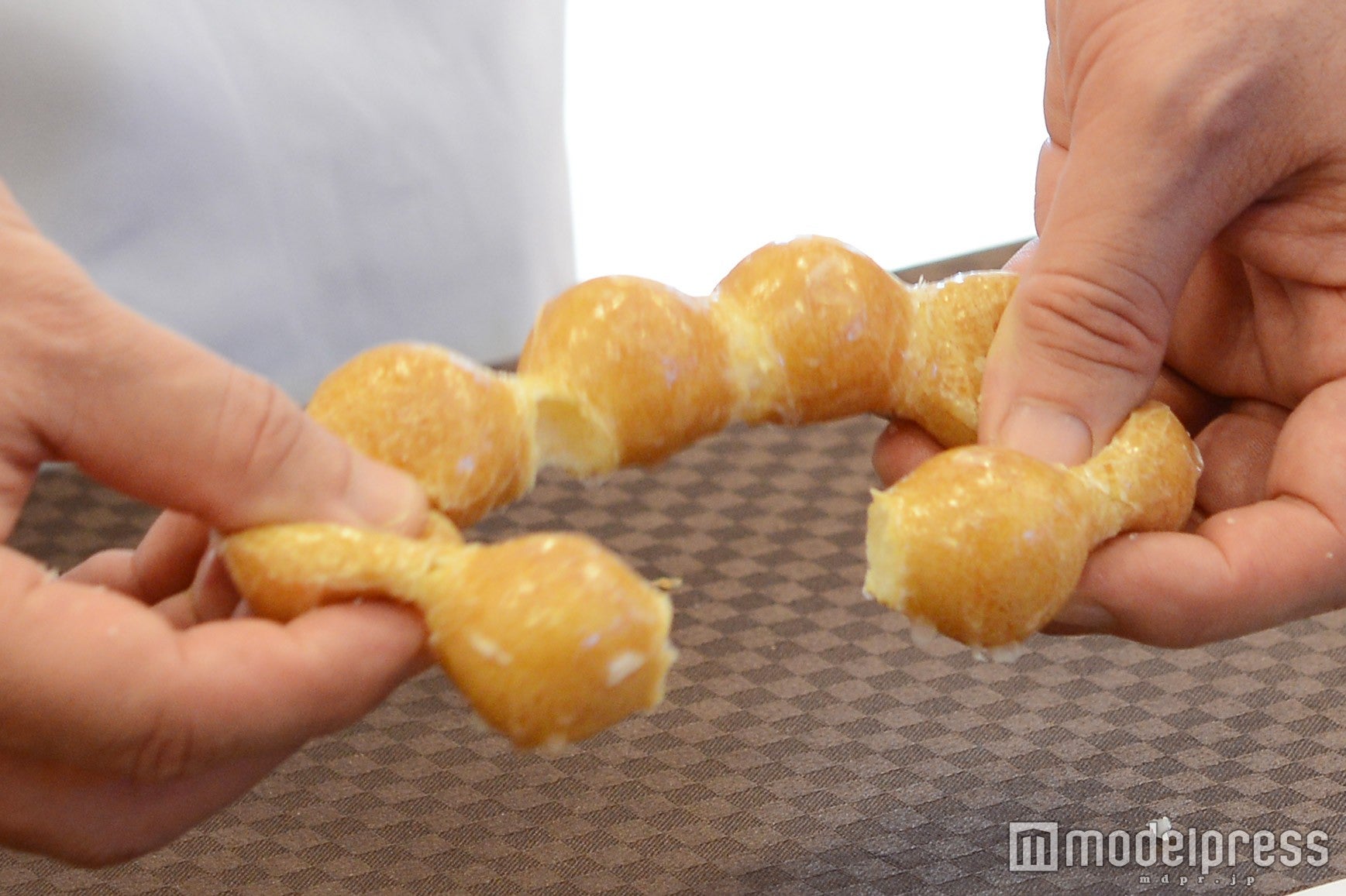 従来のポン・デ・リングは全然のびずにすぐちぎれてしまう（C）モデルプレス