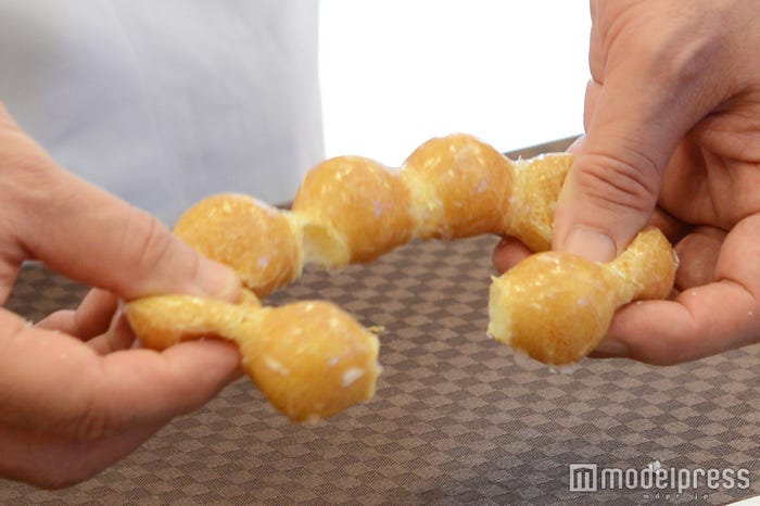 従来のポン・デ・リングは全然のびずにすぐちぎれてしまう(C)モデルプレス