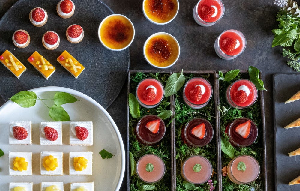 ホテルニューオータニ「スーパースイーツビュッフェ2021」名物いちごビュッフェが初夏仕様で復活