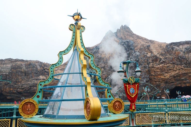 ミステリアスアイランドのクリスタルのツリー(昼）