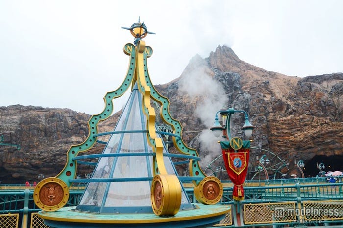 ミステリアスアイランドのクリスタルのツリー(昼)