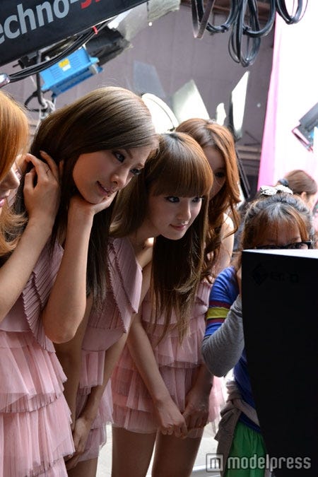 モニターチェックするメンバーたち