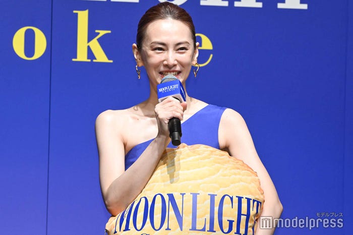 笑顔でクッションを抱える北川景子(C)モデルプレス