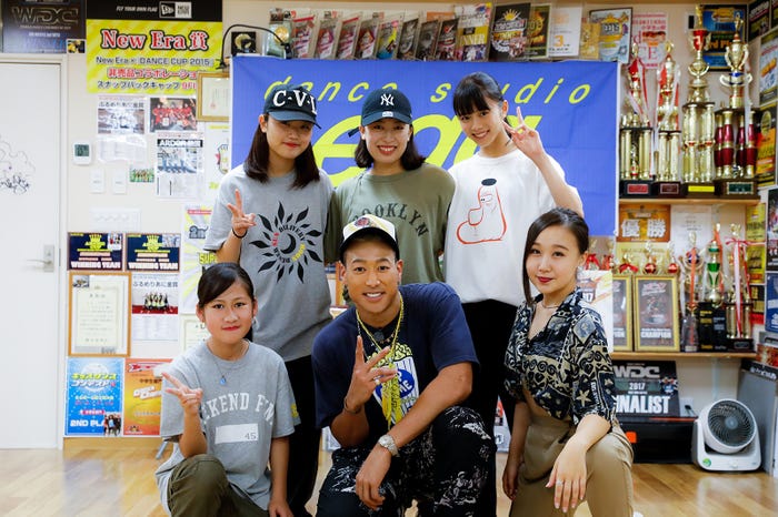 関口メンディー、「Gems」を訪問(C)AbemaTV/撮影:荒金大介、木村泰之