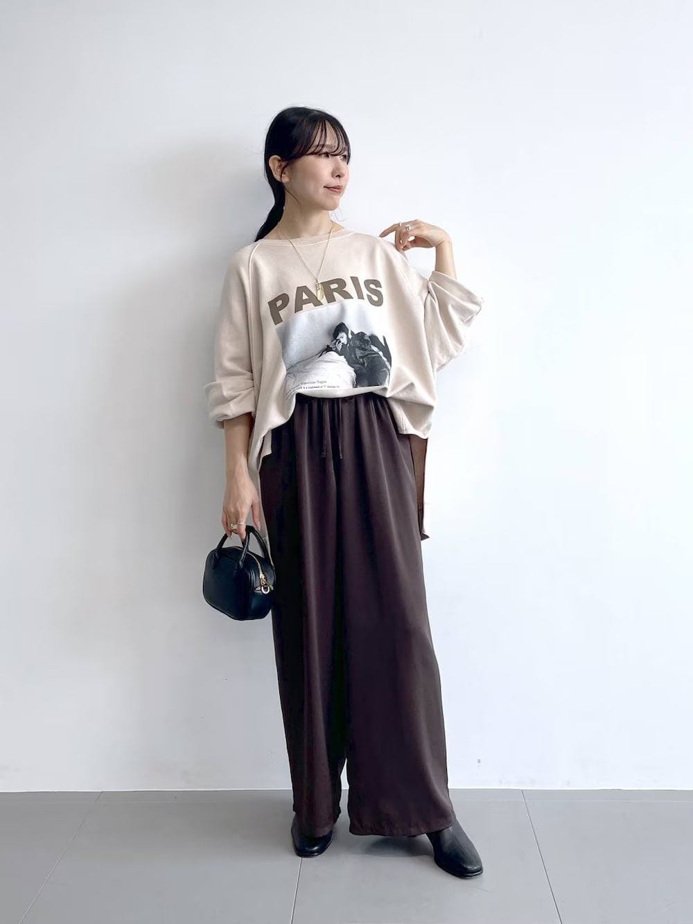 ツヤのあるサテンパンツで大人のカジュアルコーデに 出典:WEAR
