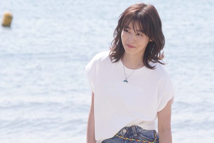 森七菜「真夏のシンデレラ」第1話より(C)フジテレビ