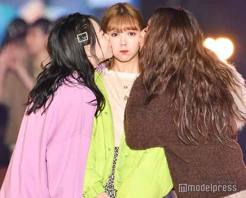 藤田ニコル、みちょぱ&越智ゆらのからほっぺにキス “ゆらちょぱるん”がランウェイに集結<GirlsAward 2019 A/W>