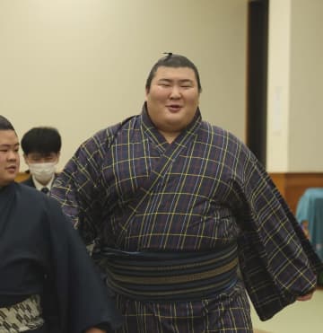 「親方も嬉しそうw」初金星の熱海富士 喜ぶ師匠との2ショット反響 双方の手にはどっさり懸賞金「笑顔が素敵」