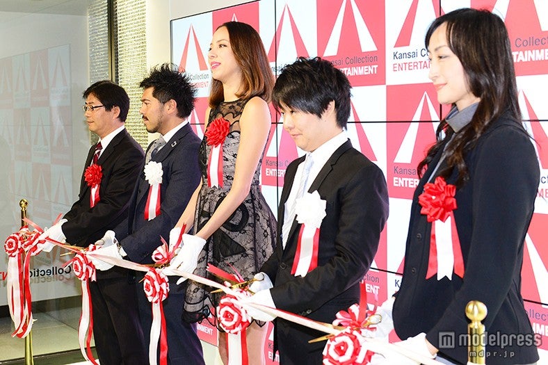 テープカットをする道端アンジェリカ（中央）