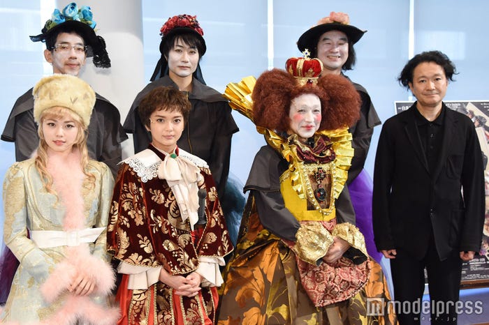 (前列左から)小芝風花、多部未華子、小日向文世、白井晃氏(後列左から)野間口徹、戸次重幸、池田鉄洋(C)モデルプレス