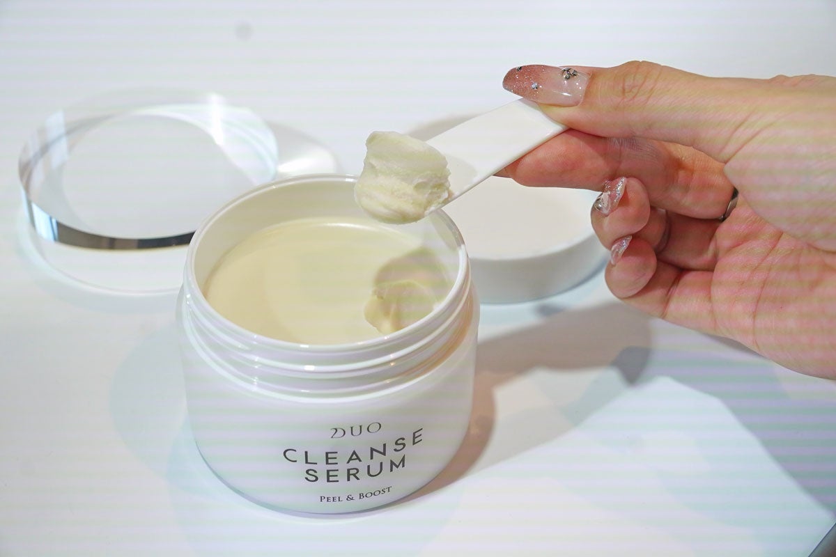 美容液は“塗る”から“落とす”に？DUOの新しいピーリング「デュオ クレンズセラム ピール＆ブースト」でつるつるお肌を実現
