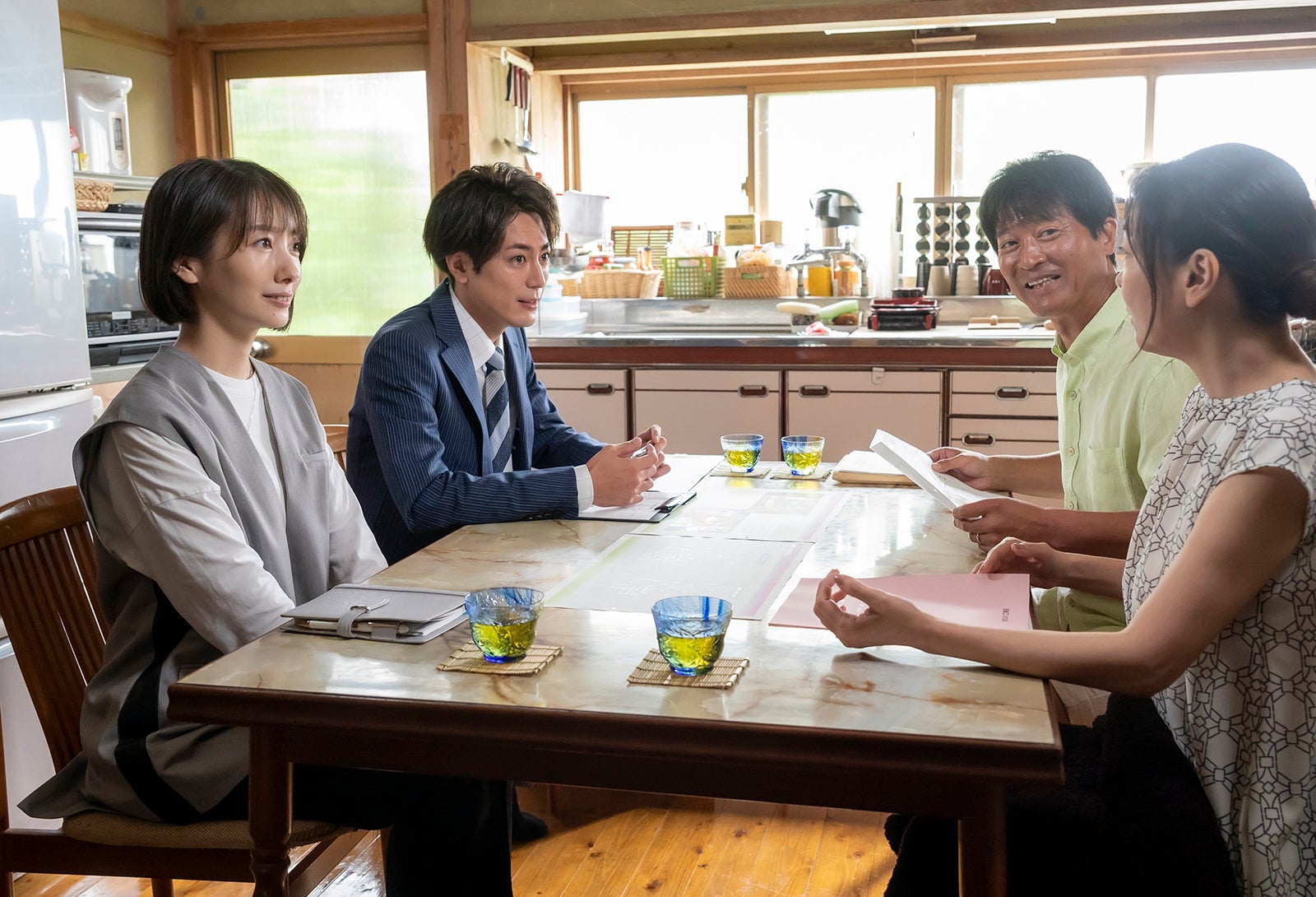 波瑠、間宮祥太朗、寺脇康文、中山美穂／「魔法のリノベ」第1話より（C）カンテレ