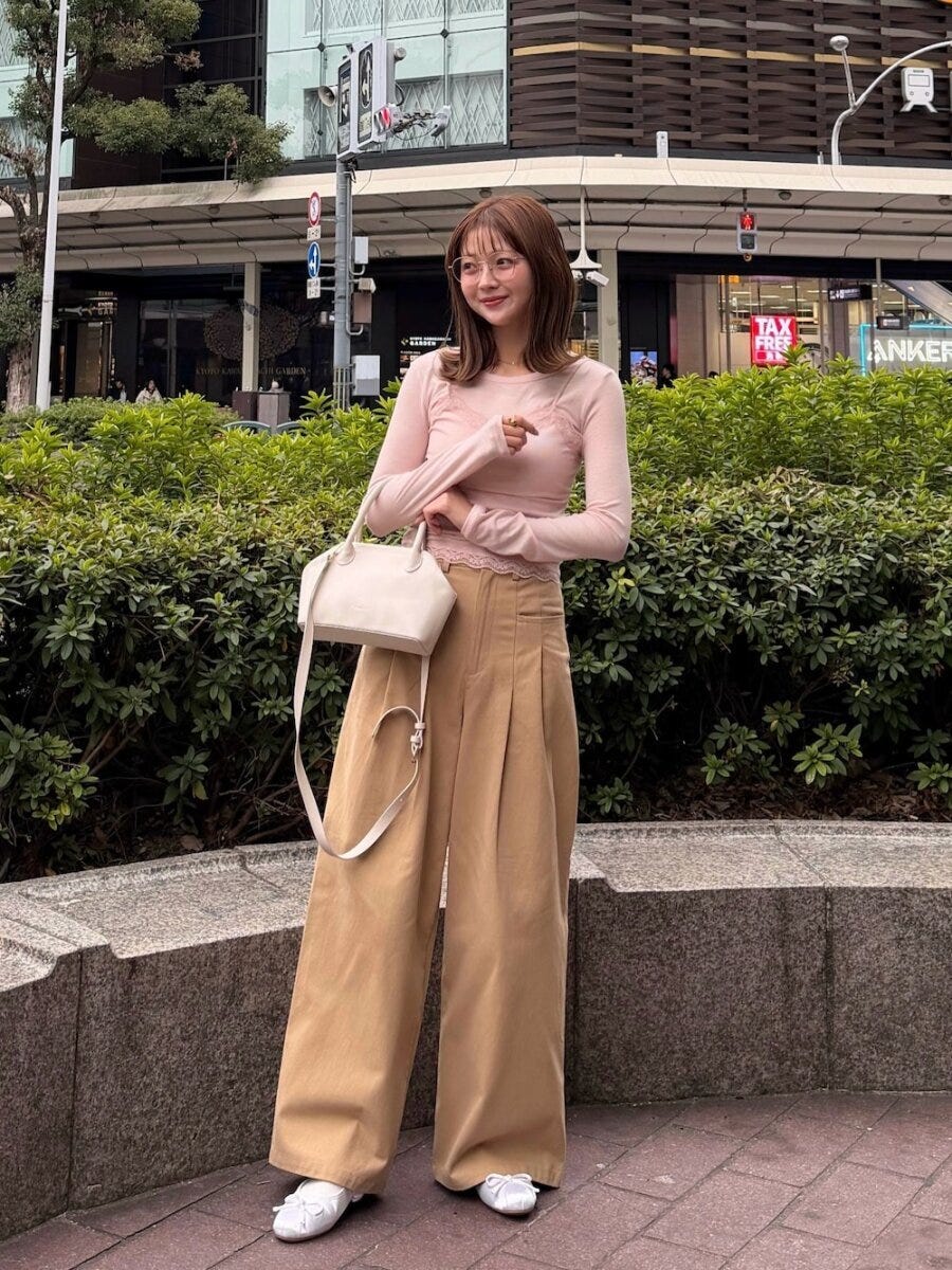 ピンクコーデ 2026春大人女性おすすめベージュワイドパンツピンクコーデ