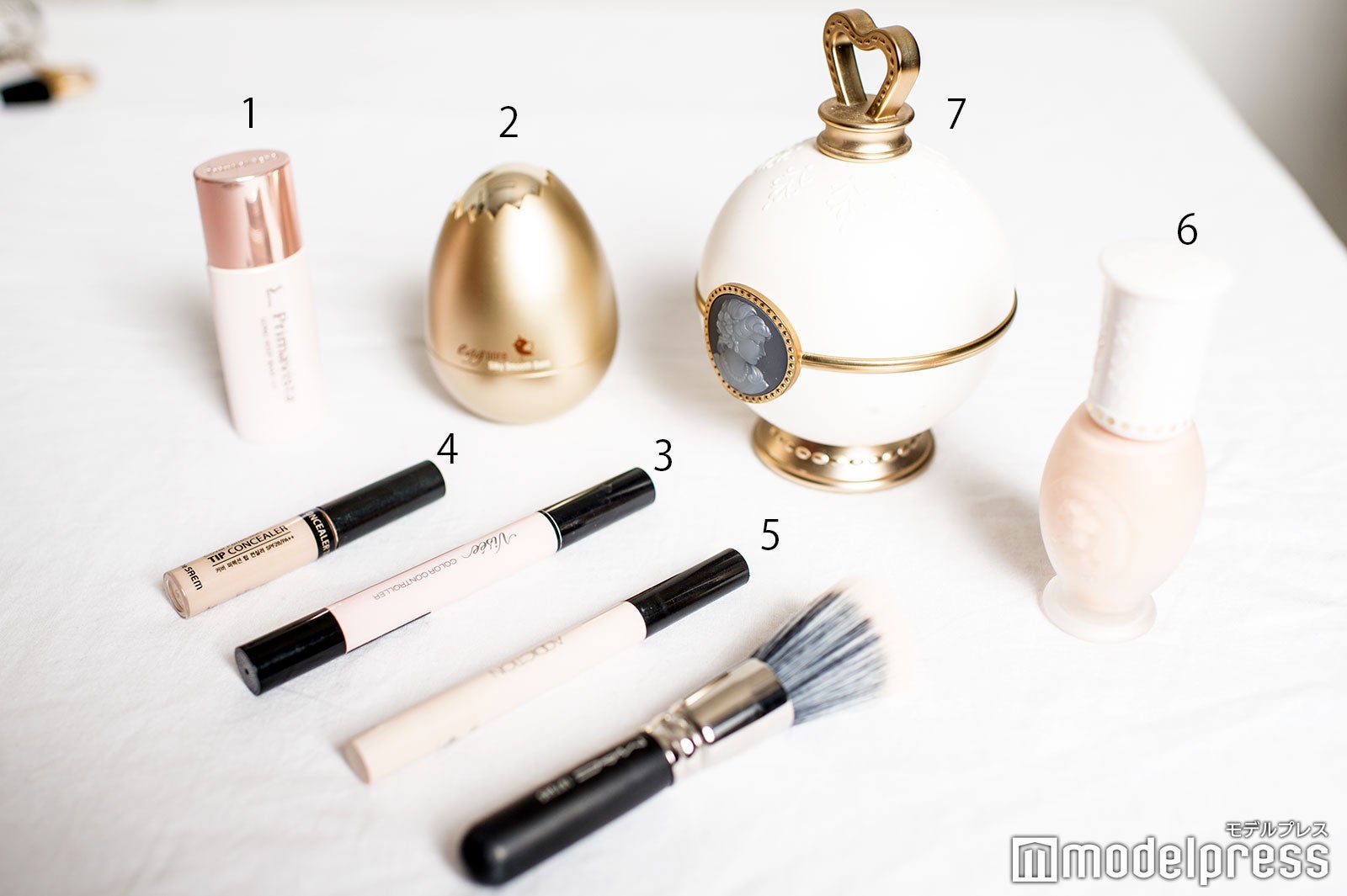 アンジェラ芽衣のメイクポーチ：ベースメイク （C）モデルプレス