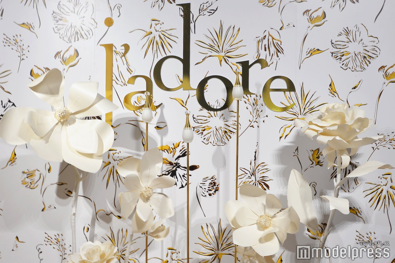 「ジャドール」を象徴する白い花が印象的（C）モデルプレス