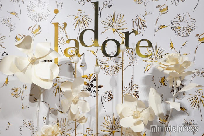 「ジャドール」を象徴する白い花が印象的(C)モデルプレス