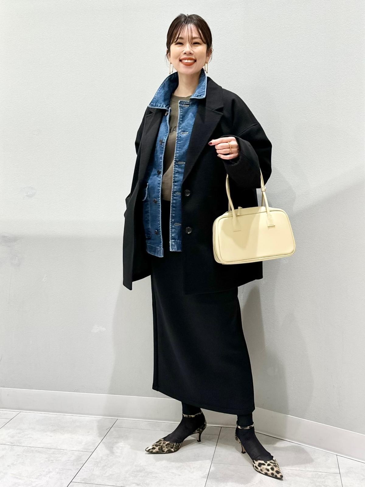 スクエア型のボストンバッグが今っぽく見せてくれます　出典：StyleHint