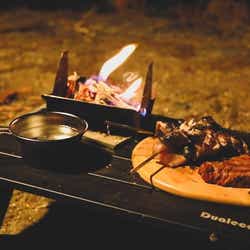 厚さたった5mm、ポケットに入るスマホサイズの超小型焚き火台。ナイフやフォークも内蔵のスグレモノ