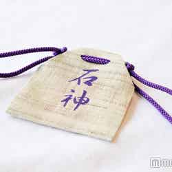 「神明神社」のお守り/麻布に貝紫色の文字書きと紐が結ばれている(C)モデルプレス