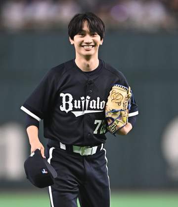 なにわ男子・藤原丈一郎が始球式 ワンバウンドに苦笑い「球速目指せ100キロだったんですけど」
