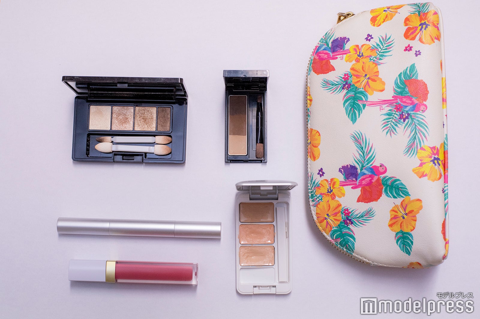 渡邊渚アナウンサーアナのポーチの中身は？ （C）モデルプレス