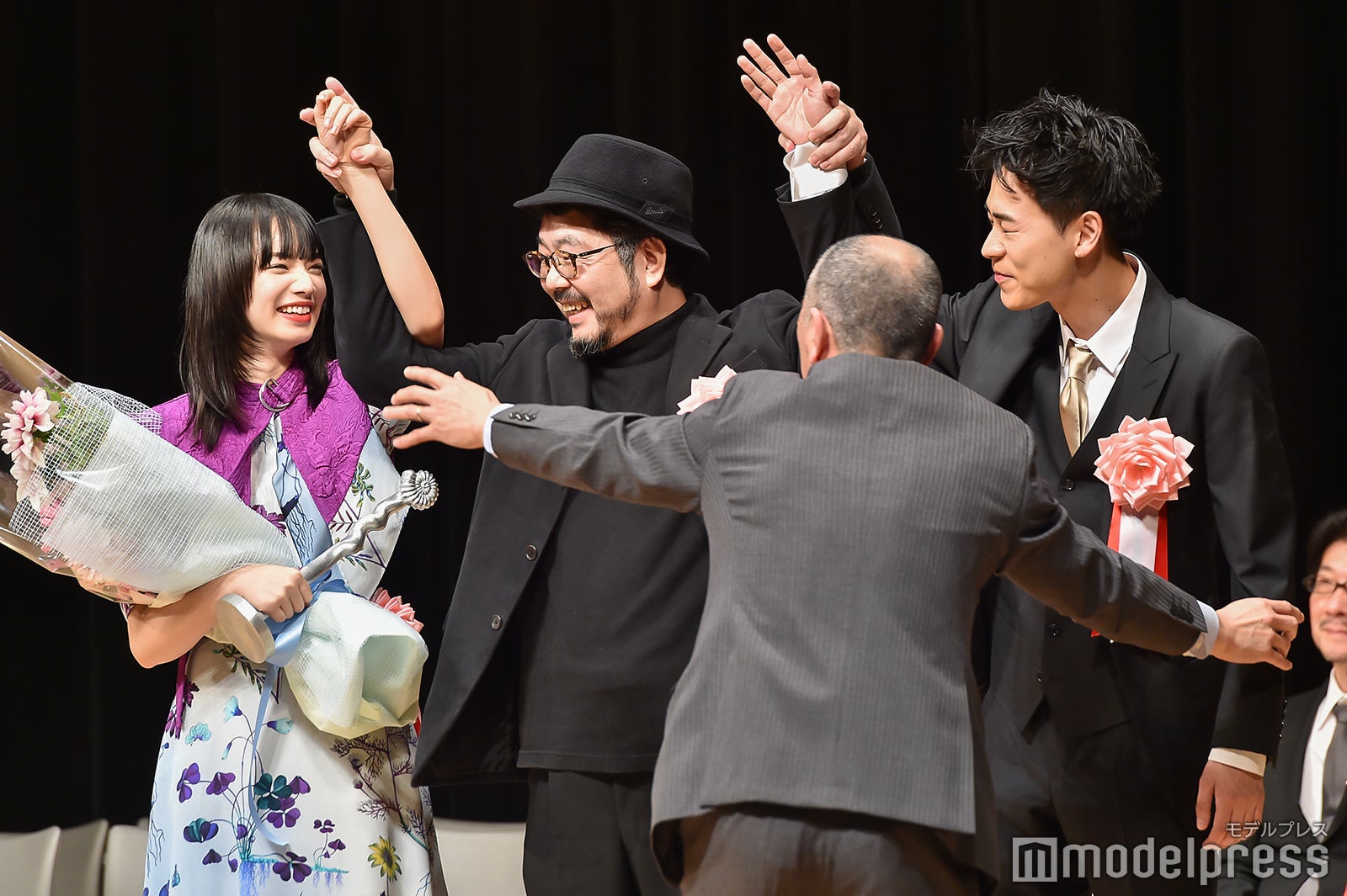 写真撮影のポーズを指示される小松菜奈、塩田明彦監督、成田凌（C）モデルプレス