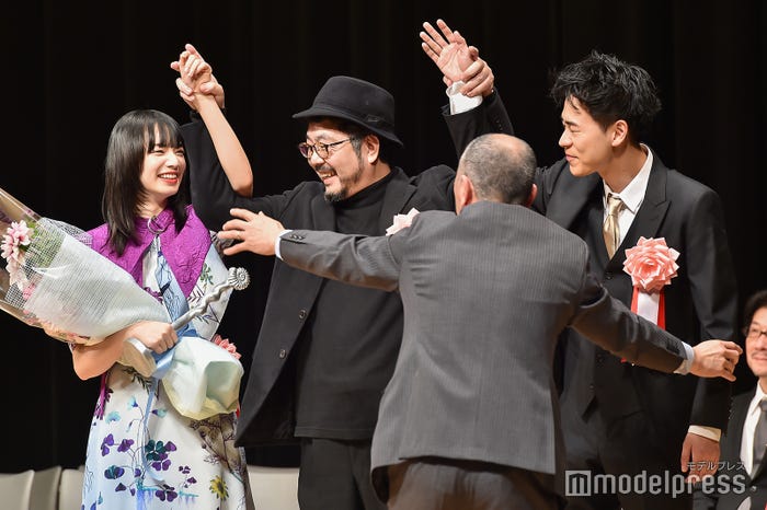 写真撮影のポーズを指示される小松菜奈、塩田明彦監督、成田凌(C)モデルプレス