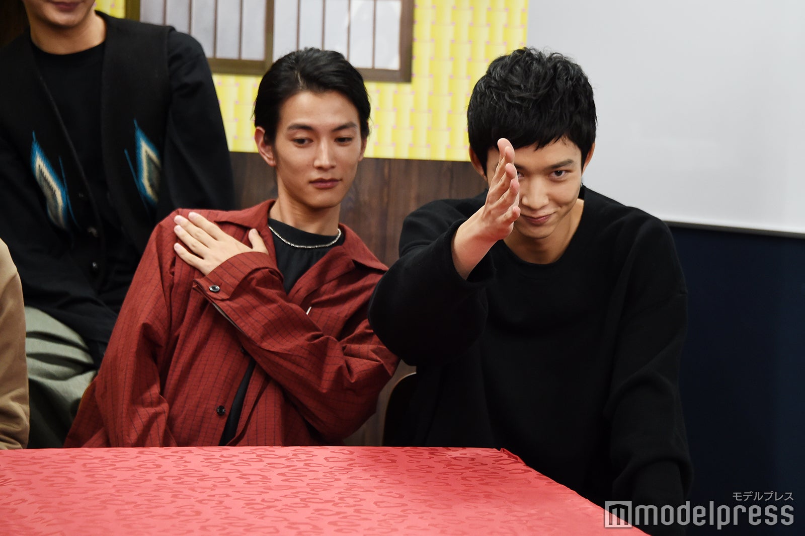 V振りを任された鈴木仁と、それを邪魔しないように身を引く渡邊圭祐（C）モデルプレス